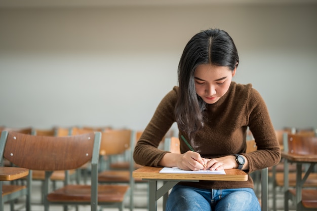 Photo Étudiante prenant des tests à l'université