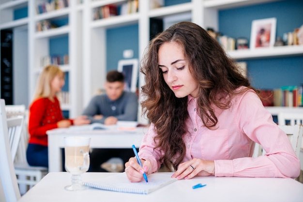 Photo Étudiante, prendre des notes dans le bloc-notes