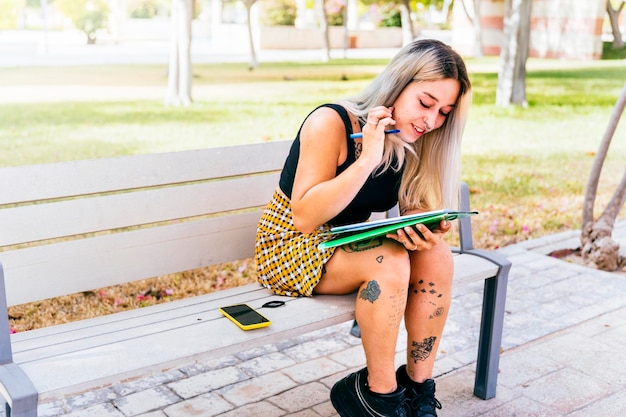 Une étudiante tatouée étudie avant l'examen