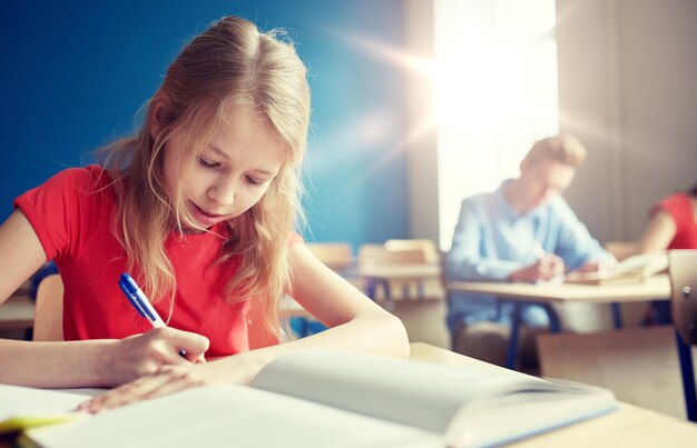 étudiante avec un test scolaire d'écriture de livres