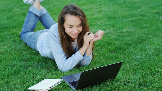 Étudiante utilisant un ordinateur portable pour étudier en ligne sur le campus universitaire