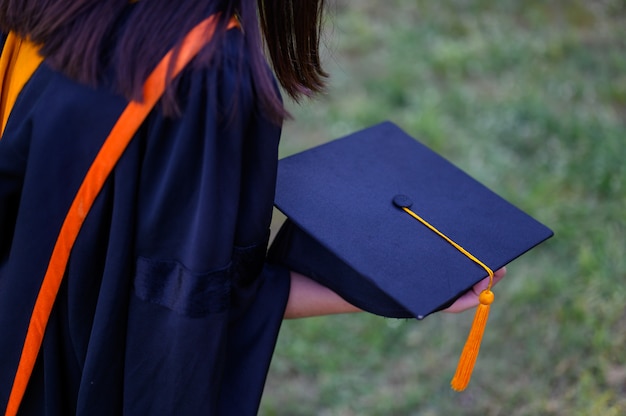 Les étudiantes aux cheveux longs portant des robes à volants noirs exprimant leur joie après l&#39;obtention de leur diplôme à l&#39;université.