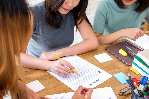 Les étudiantes font la tâche à la table