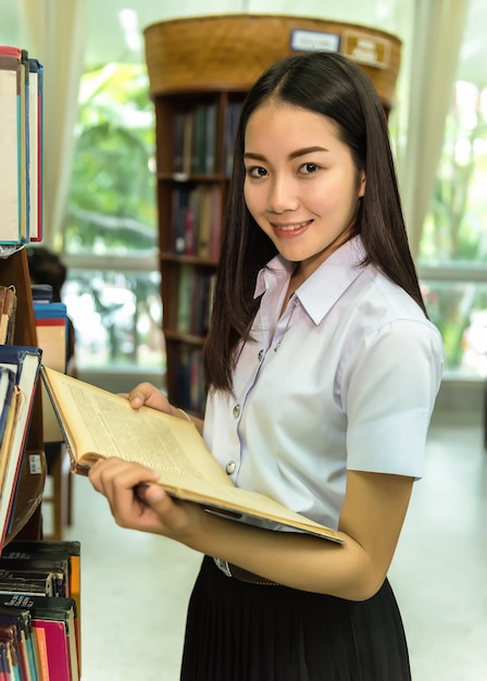 Les étudiantes ne sont qu&#39;une poignée de livres L&#39;étagère de la bibliothèque