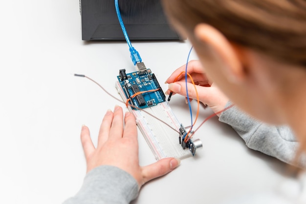 Étudiantes universitaires construisant des machines en sciences, en robotique ou en ingénierie
