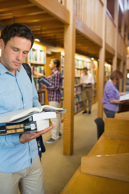 Étudiants adultes à la bibliothèque