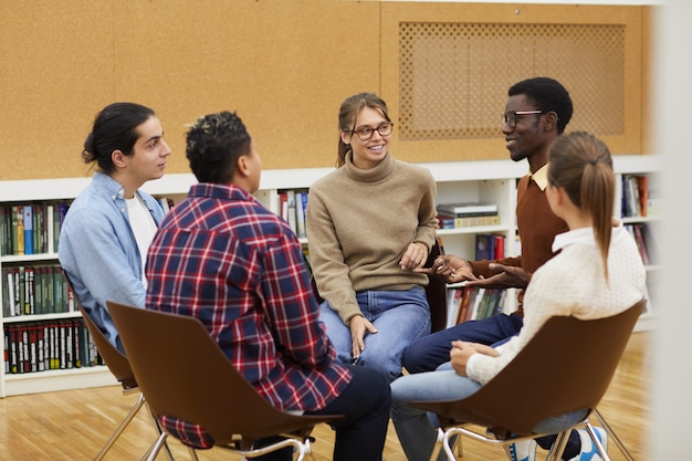 Photo les étudiants apprécient la discussion