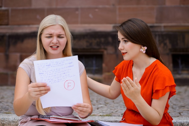 Photo les étudiants après avoir obtenu les résultats des tests