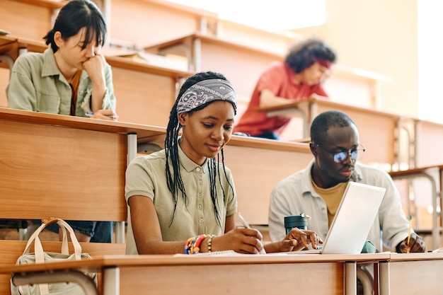 Photo Étudiants assis à l'auditorium lors d'une conférence