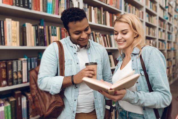 Les étudiants cherchent des livres dans une grande bibliothèque.