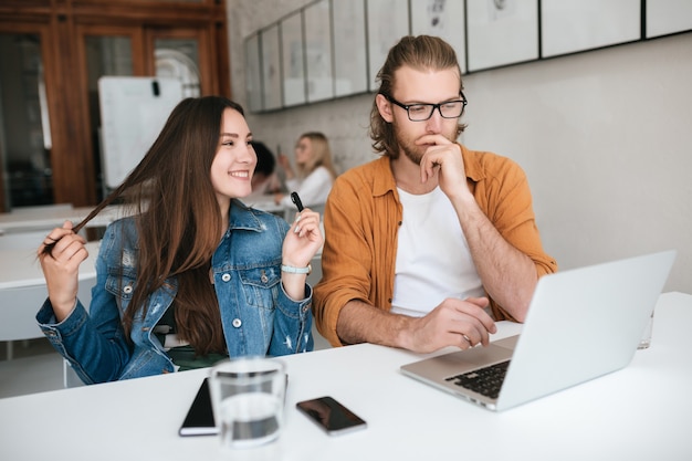 étudiants en classe avec ordinateur portable