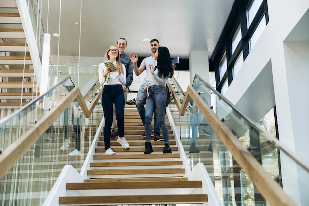 Les étudiants descendent avec des livres dans la bibliothèque