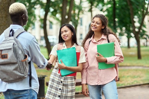 Des étudiants de différents pays se saluent avec un han