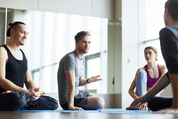 Les étudiants discutent de la formation avec un entraîneur de yoga