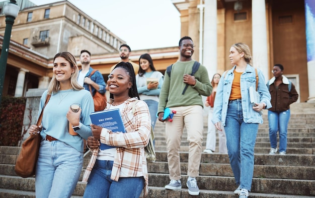 Photo Étudiants de la diversité et marchant sur les marches de l'université, les escaliers de l'école ou le campus universitaire jusqu'au cours du matin souriez des gens heureux et des amis de l'éducation dans le cadre d'une opportunité de bourse mondiale ou d'une journée portes ouvertes