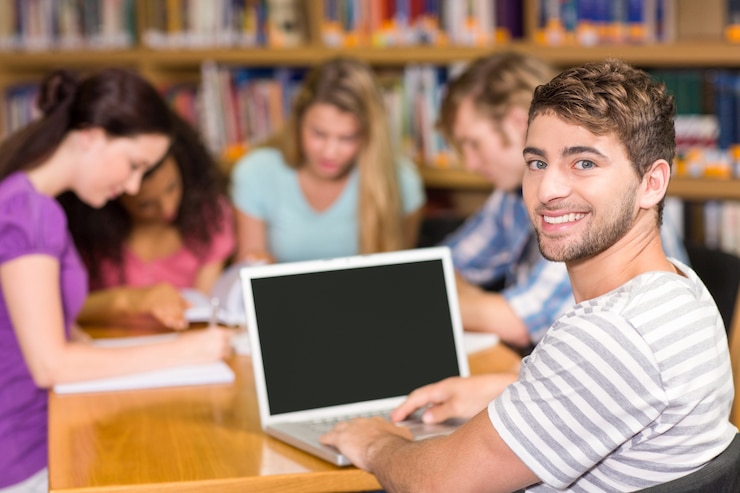Photo les étudiants du collège font leurs devoirs dans la bibliothèque