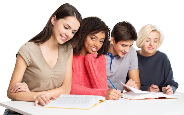 Étudiants écrivant des notes isolées sur fond blanc