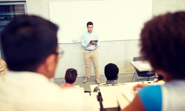 Photo Étudiants et enseignants avec une tablette lors d'une conférence