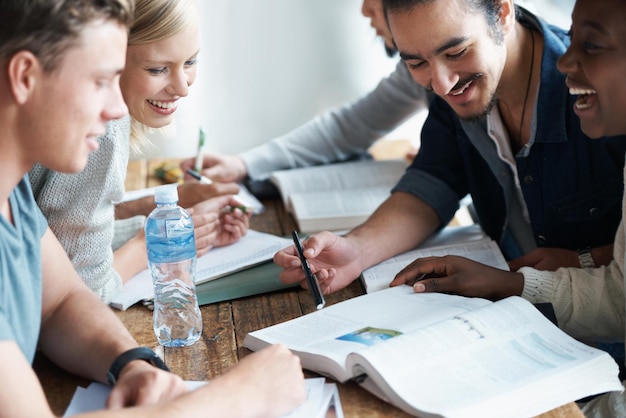 Photo les étudiants étudient et réservent avec des personnes apprenant pour l'éducation et la recherche universitaire et l'information bourse résolution de problèmes et analyse des cours académiques travail avec la diversité sur le campus