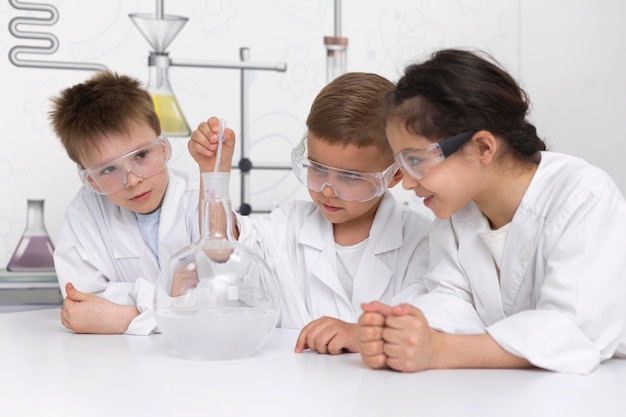 Étudiants faisant une expérience chimique à l'école