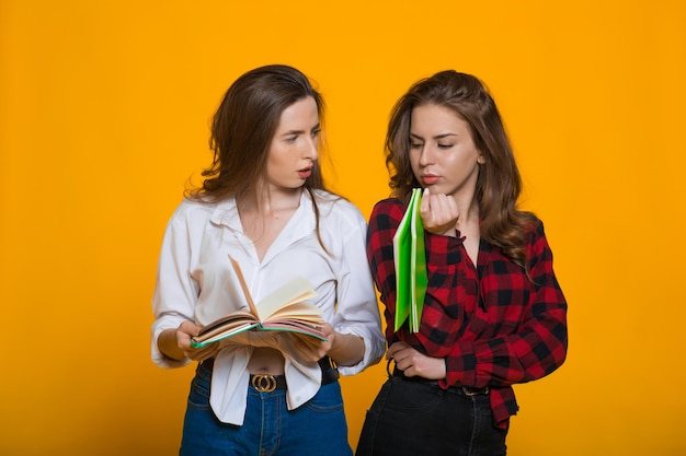 étudiants, filles, heureux, jeune femme, étudiant, à, les, collège