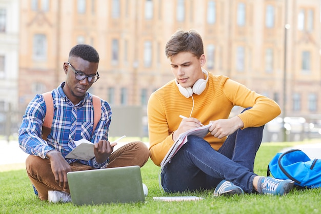 Les étudiants font leurs devoirs à l'extérieur