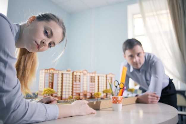 étudiants en formation en construction de maquettes architecturales