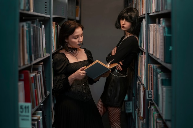 Étudiants gothiques dans la bibliothèque de l'école
