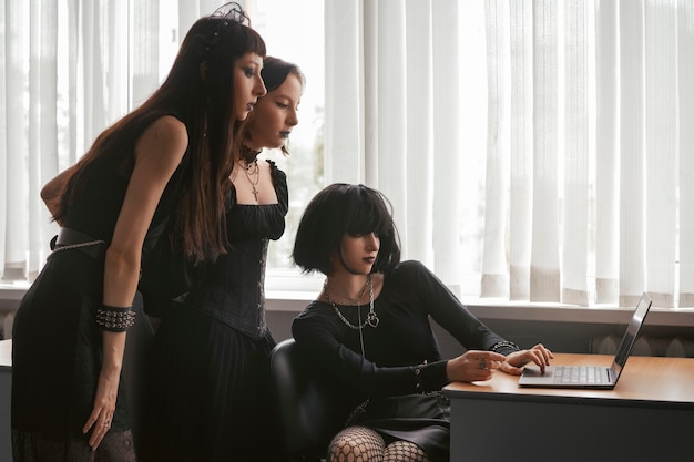 Photo Étudiants gothiques à l'école avec ordinateur portable