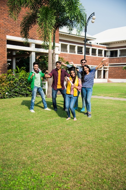 Des étudiants Indiens D'origine Asiatique Reçoivent Un Diplôme Pendant Que Des Amis Célèbrent Sur Le Campus Universitaire En Plein Air