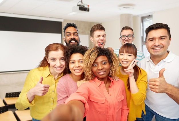 Des étudiants internationaux et un professeur se font un selfie.