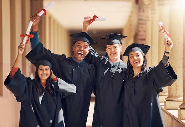 Les étudiants lèvent la main ou réussissent l'obtention du diplôme avec des documents de certificat de diplôme ou un diplôme dans la diversité scolaire campus universitaire ou collégial Portrait sourire ou heureux amis diplômés hommes ou femmes