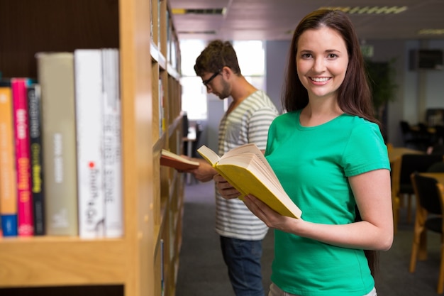 Les étudiants lisant dans la bibliothèque