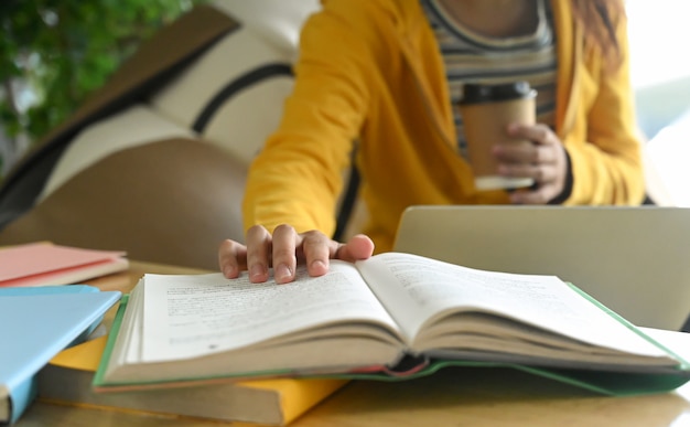 Les étudiants lisent des livres et prennent des notes pour la préparation aux examens.