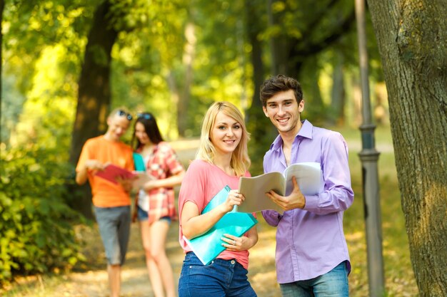 étudiants avec des livres dans le parc