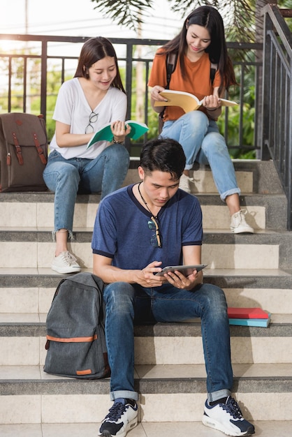 Les étudiants masculins et féminins ont l'intention de lire un livre à l'université, concept d'éducation