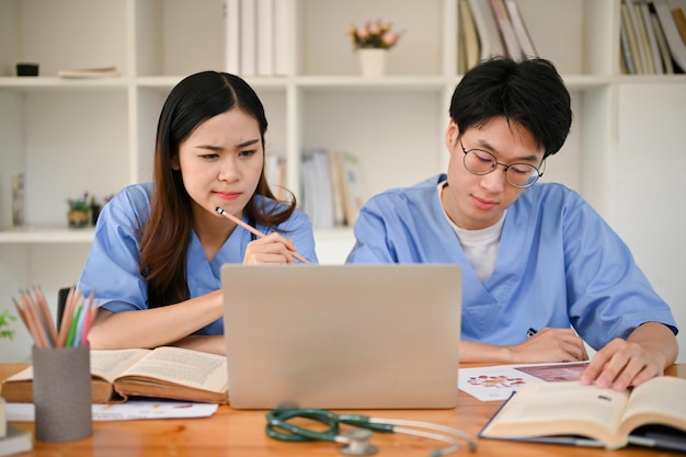 Des étudiants en médecine asiatiques ciblés recherchent des informations médicales et étudient ensemble