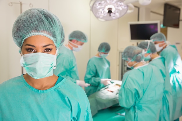 Photo Étudiants en médecine pratiquant la chirurgie sur le modèle