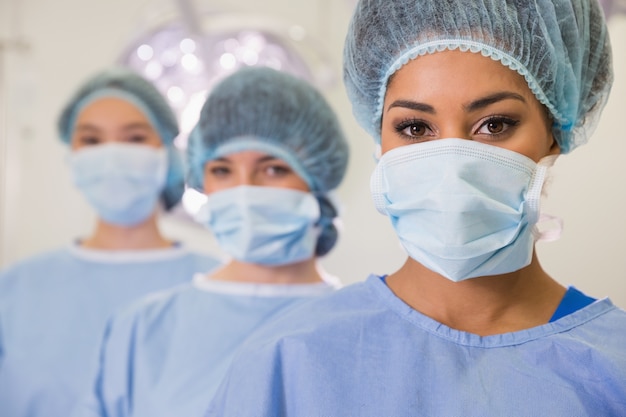 Photo Étudiants en médecine en salle d'opération en regardant la caméra