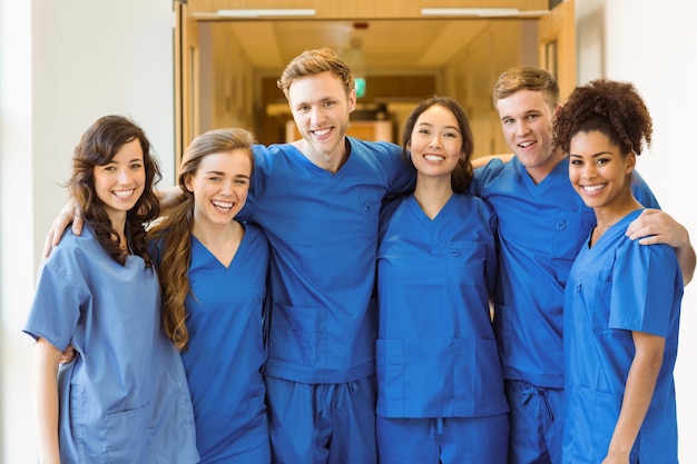 Étudiants en médecine souriant à la caméra