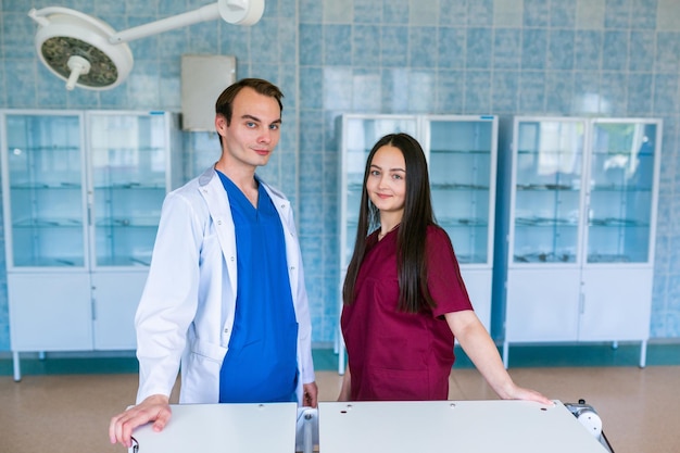 Les étudiants en médecine sourient à la caméra dans la salle d'opération éducative de l'université de médecine