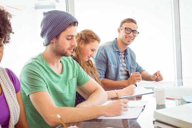 Étudiants de mode écrit sur le bloc-notes