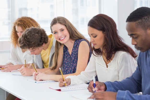 Les étudiants en mode sont attentifs en classe