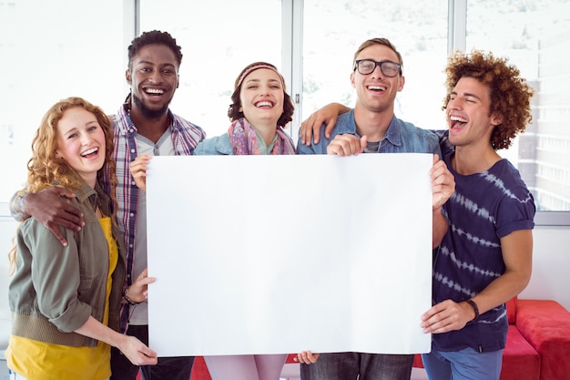 Photo Étudiants de mode souriant à la caméra ensemble