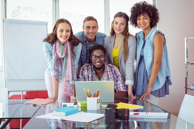 Photo Étudiants en mode travaillant en équipe