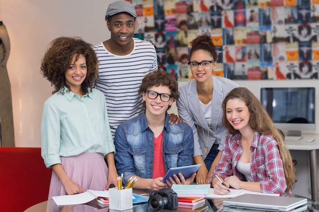 Photo Étudiants en mode travaillant en équipe