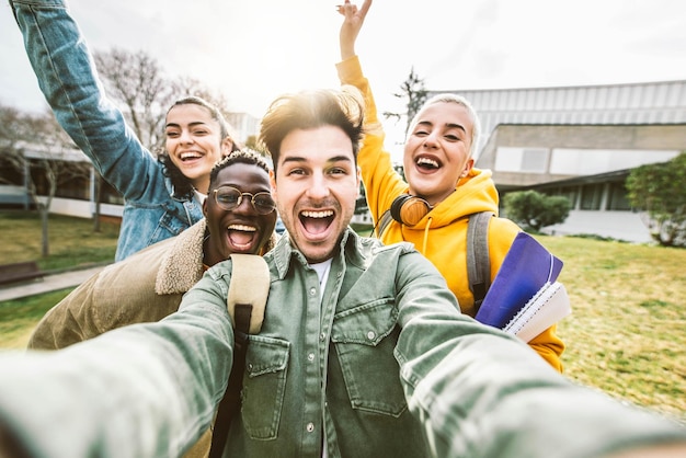 Photo Étudiants multiculturels prenant une photo de selfie sur le campus universitaire