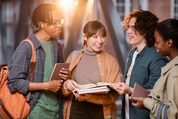 Les étudiants parlent d'un projet dans la salle