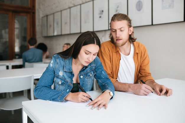 étudiants participant à l'examen