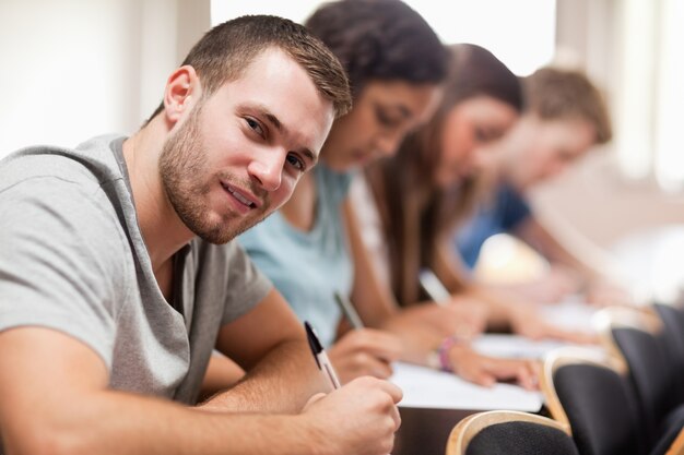 Les étudiants passent un examen